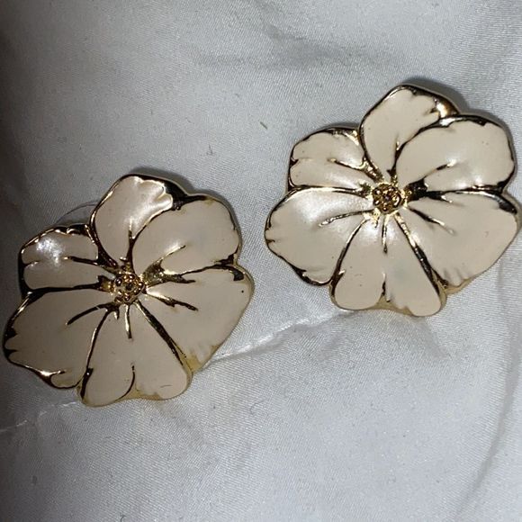 Gold-tone Cream Enamel Hibiscus Flower Post Earrings - Picture 2 of 6